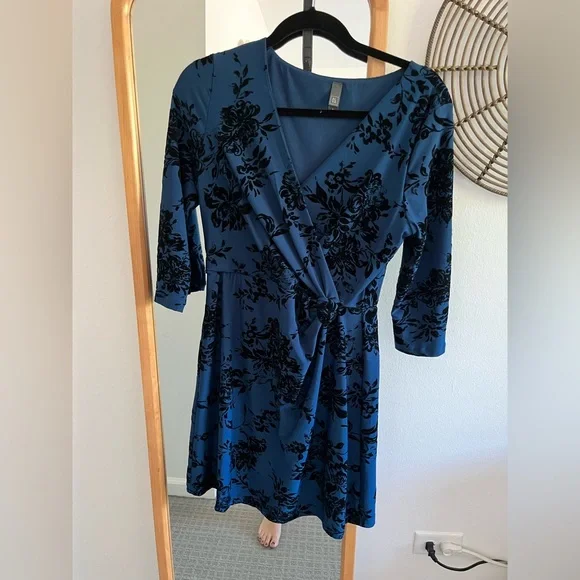 Women’s dress - Picture 1 of 2